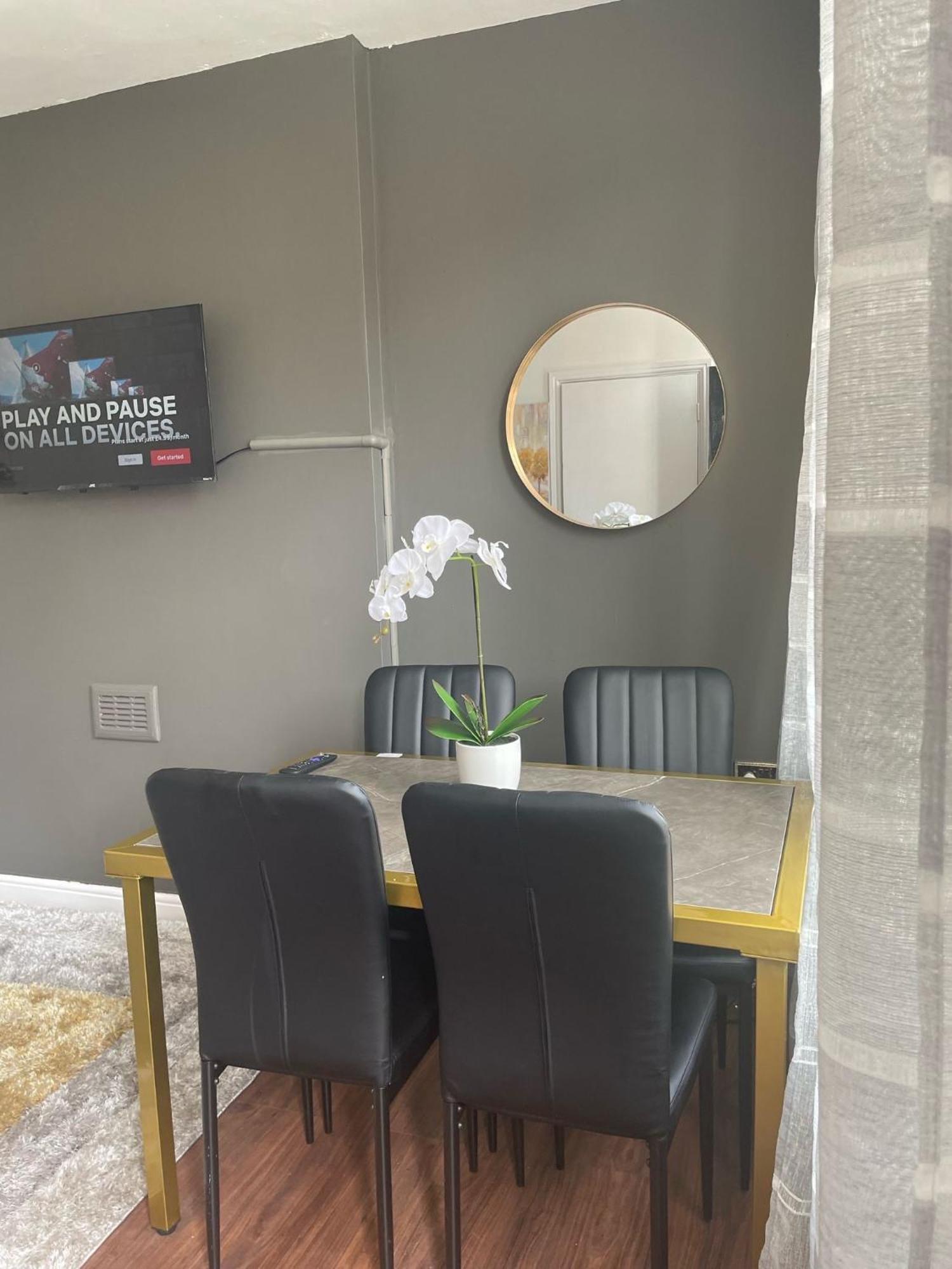 Clifton - Newly Refurbished - Free Wifi And Parking- Near Centre Apartment *